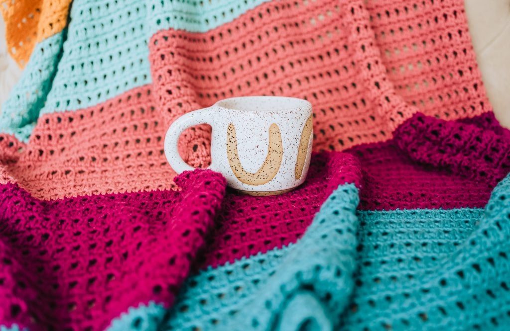 Saltwater Afghan | Crochet throw blanket for beginners. Free crochet pattern with tutorial video. Crochet cotton summer blanket using the Clawfoot stitch. Free crochet afghan pattern with tutorial video. | TLYCBlog.com