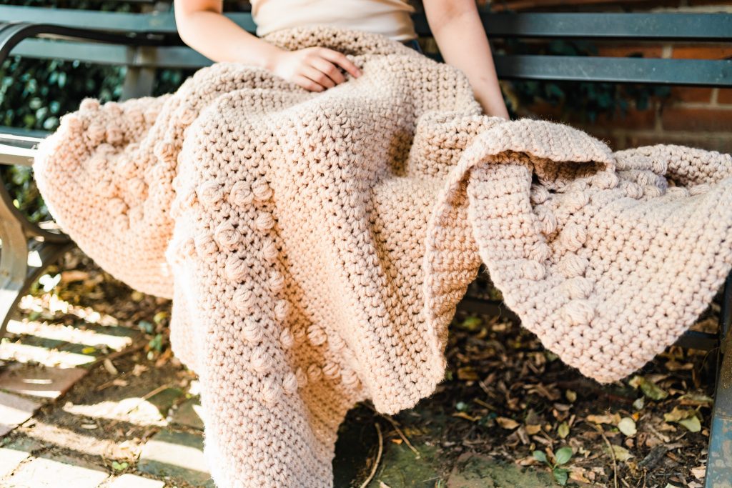 Learn to crochet this easy beginner crochet chunky blanket with the help of a free pattern and tutorial video. Modern throw blanket DIY home decor.