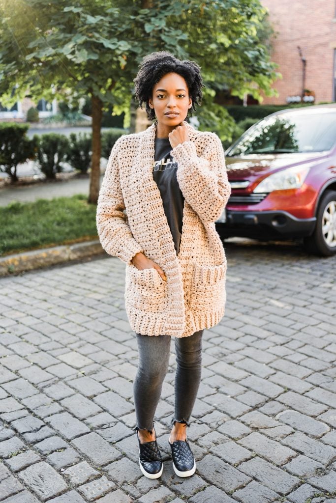 Learn to crochet this easy beginner crochet chunky cardigan with the help of a free pattern and tutorial video. Oversized chunky sweater with pockets. | TLYCBlog.com