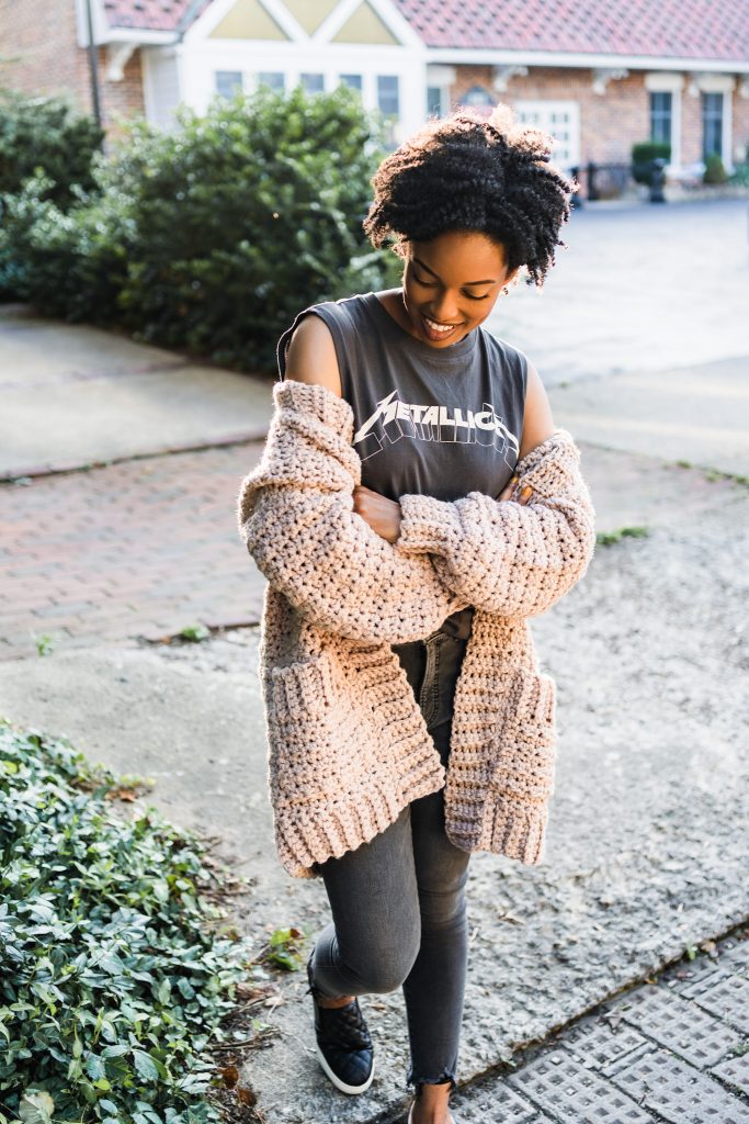 Learn to crochet this easy beginner crochet chunky cardigan with the help of a free pattern and tutorial video. Oversized chunky sweater with pockets. | TLYCBlog.com