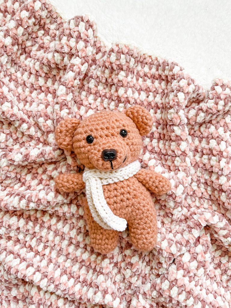 Free crochet linen stitch pattern velvet yarn. Tutorial video free crochet baby blanket pattern. Teddy Bear | TLYCBlog.com