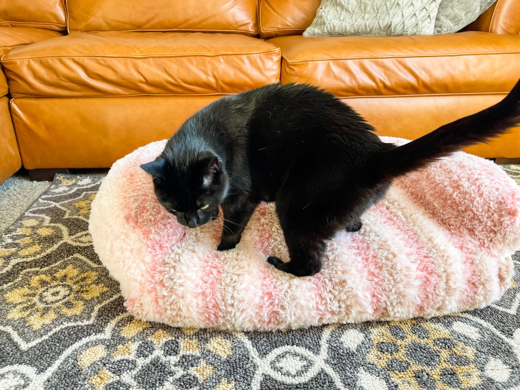 Peanut's Cat Couch - free crochet pattern, faux fur pet bed DIY