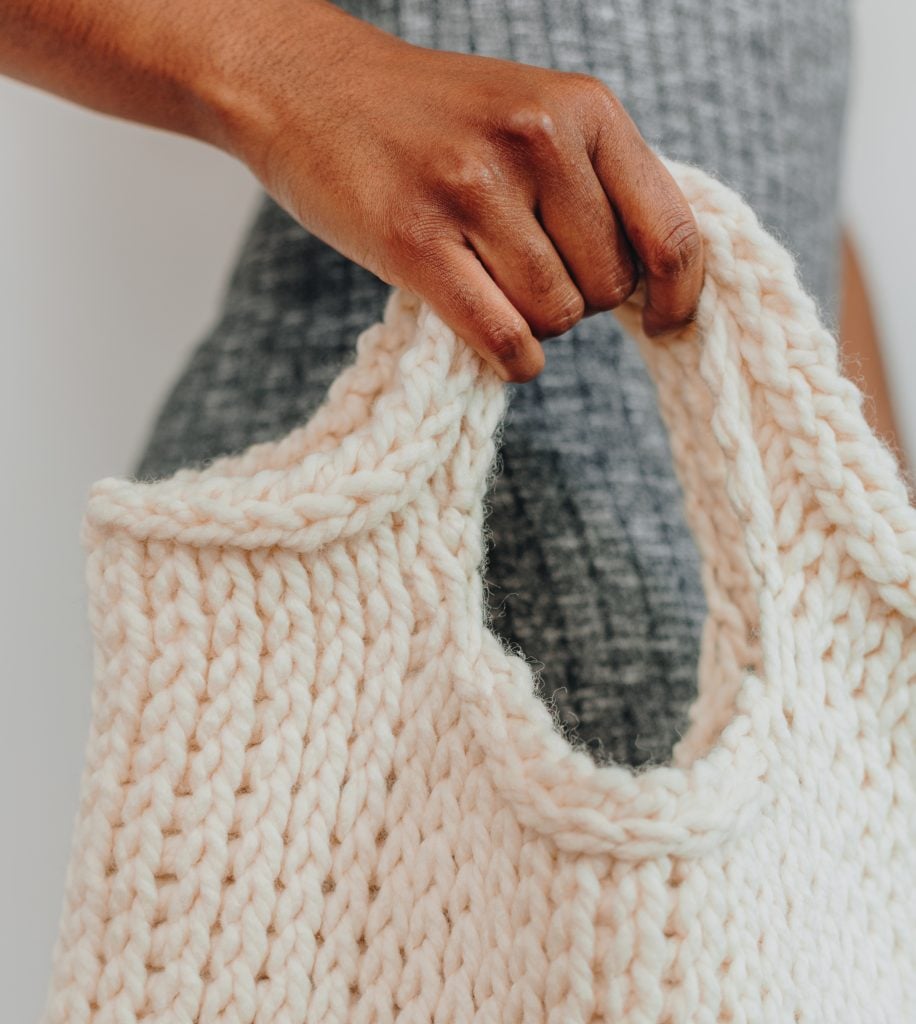 Tunisian crochet tote bag using chunky yarn and a knit-look stitch. Fun and fast crochet purse pattern for beginners, perfect for gifting. 