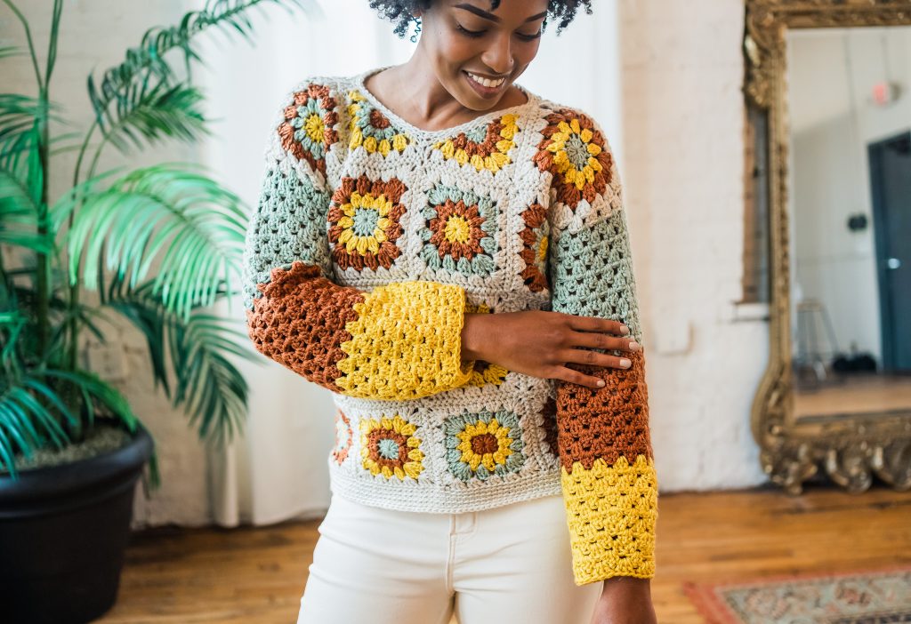 Free beginner crochet granny sweater pullover pattern with tutorial video. Sizes S-5XL. Includes helpful tutorial video + free pattern.
