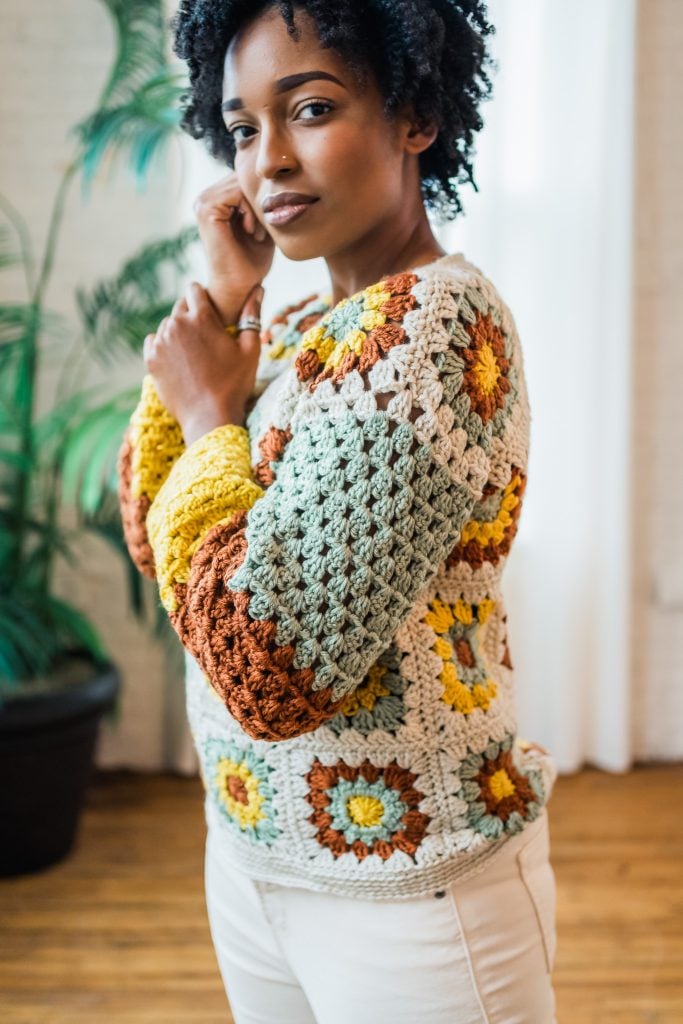 Free beginner crochet granny sweater pullover pattern with tutorial video. Sizes S-5XL. Includes helpful tutorial video + free pattern.
