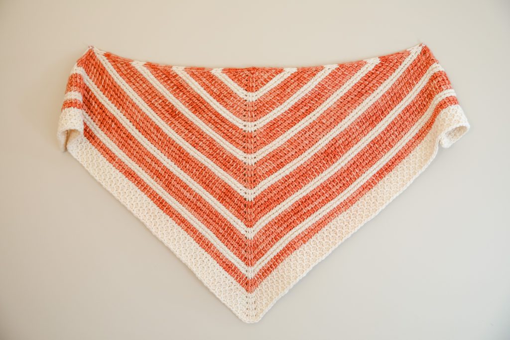 FREE Tunisian crochet beginner shawl pattern. Bulky weight crochet triangle scarf using hand dyed yarn. Easy crochet scarf pattern tutorial.