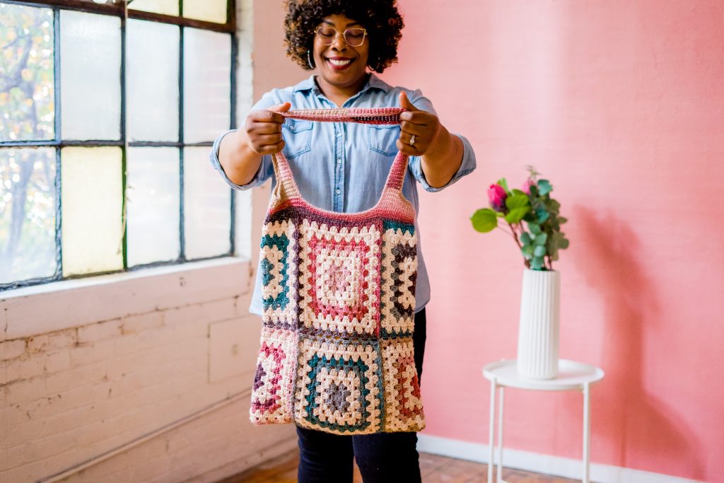 Free granny square tote crochet pattern - Rose City Tote, using Hobbii cake yarn and cotton. Beginner crochet bag design tutorial. 