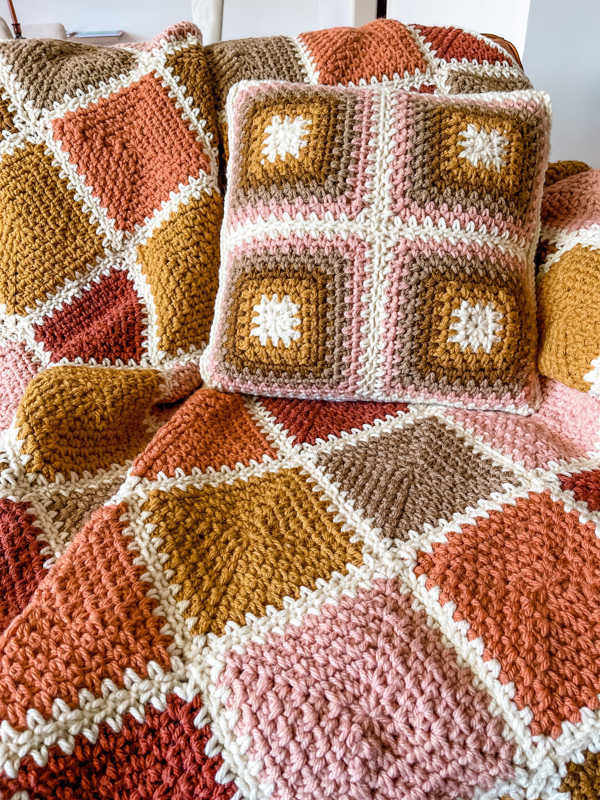 Free crochet pattern - square motif blanket and pillow set, linen stitch square chunky crochet blanket and cushion. 