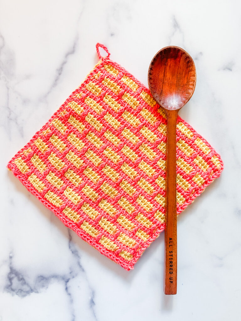 Tunisian crochet kitchen accessories pattern set made with machine washable cotton. Beginner Tunisian crochet cloth, potholder, and towel.