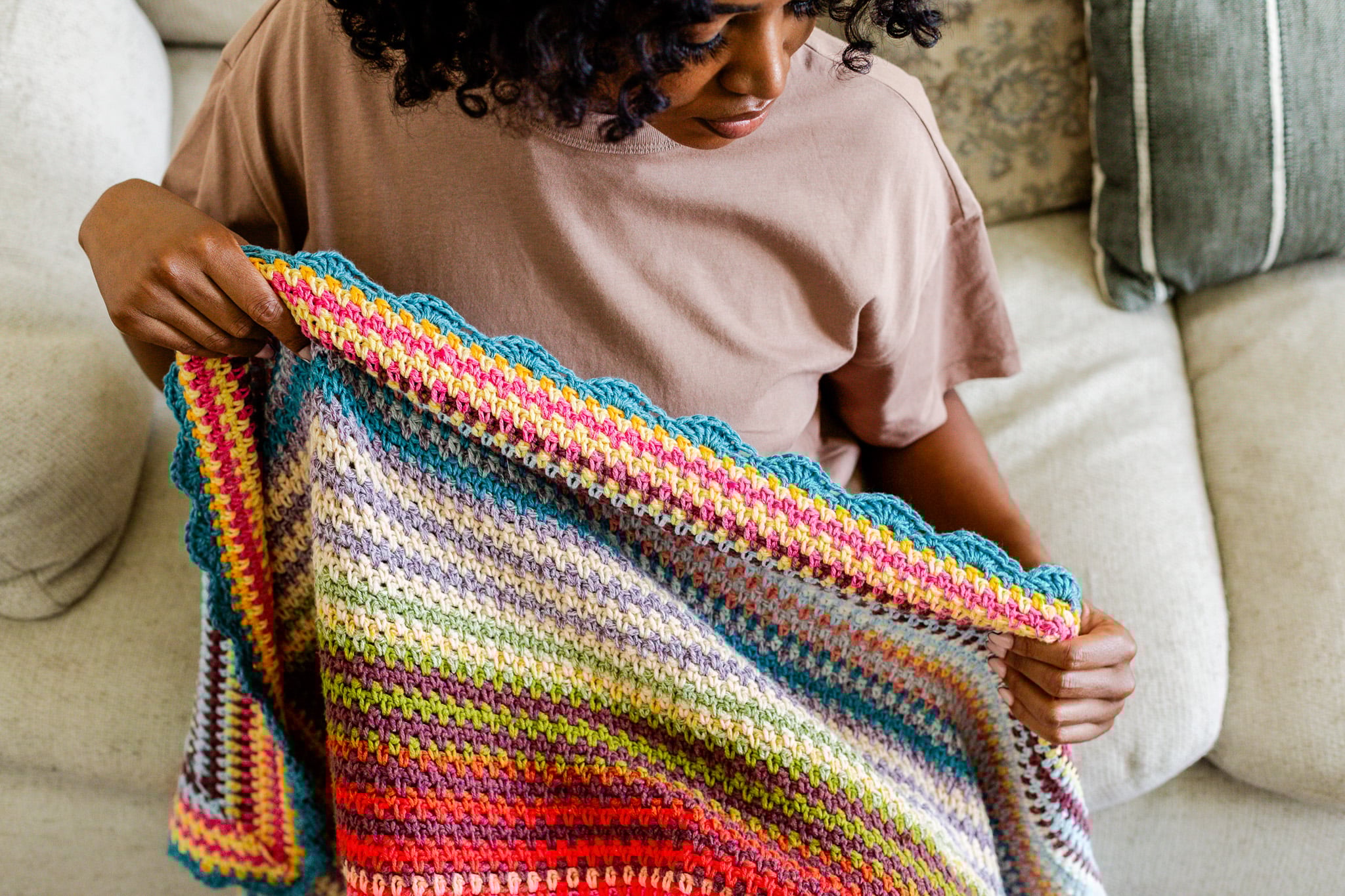 Niko Throw Blanket, a beginner-friendly linen stitch rectangle blanket - free pattern. Great for stash busting!